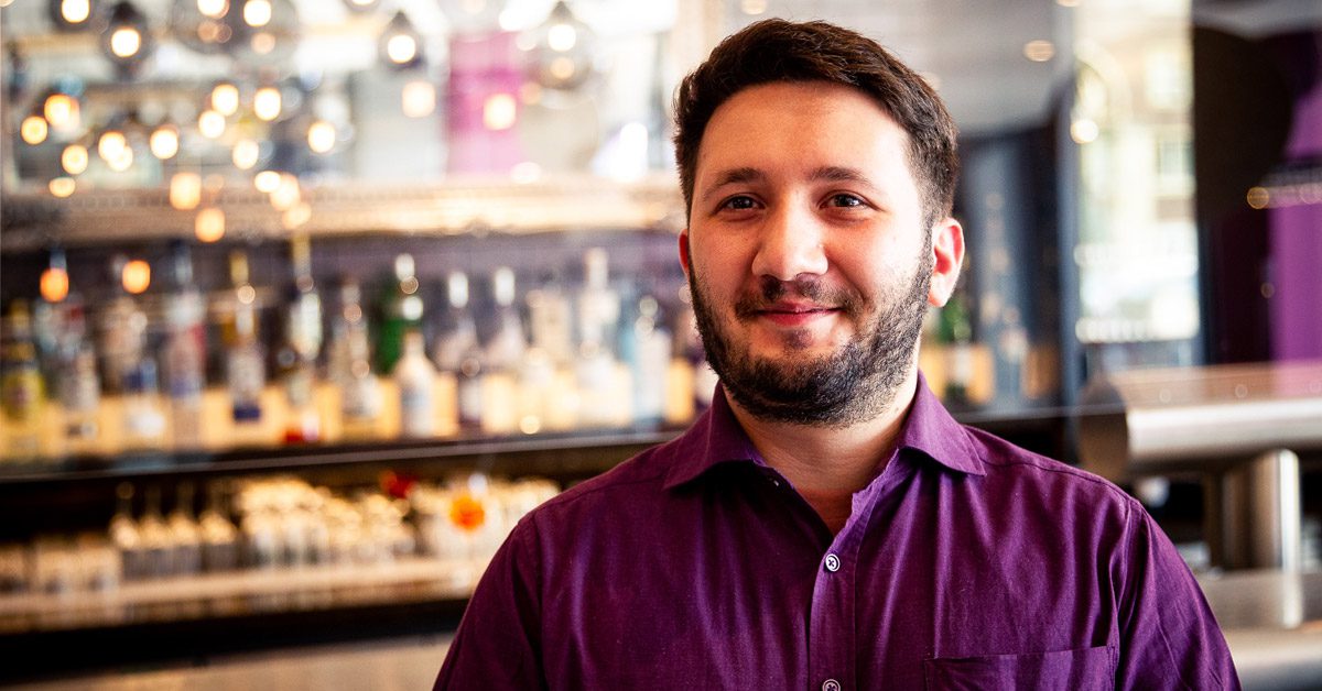 Barman devant un comptoir