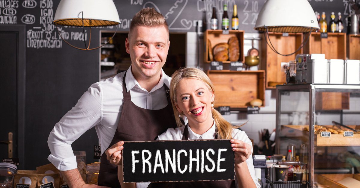 Couple qui ouvre un restaurant franchisé