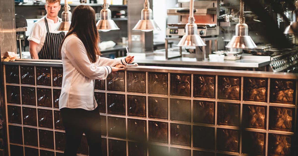 Es gibt viele Ursachen für den Personalmangel in der Gastronomie, aber Shoes For Crews zeigt, dass sich dem durchaus etwas entgegensetzten lässt