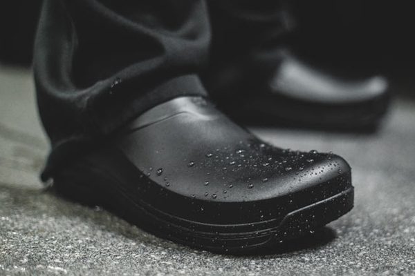 Schuhe ohne Schnürsenkel, wie der Radium von Shoes For Crews, sind für die Hygiene in der Gastronomie besonders förderlich