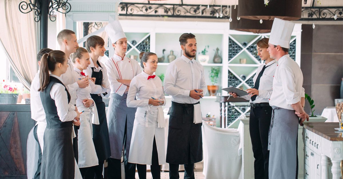 Interaction entre un gérant de restaurant et son personnel de salle et de cuisine