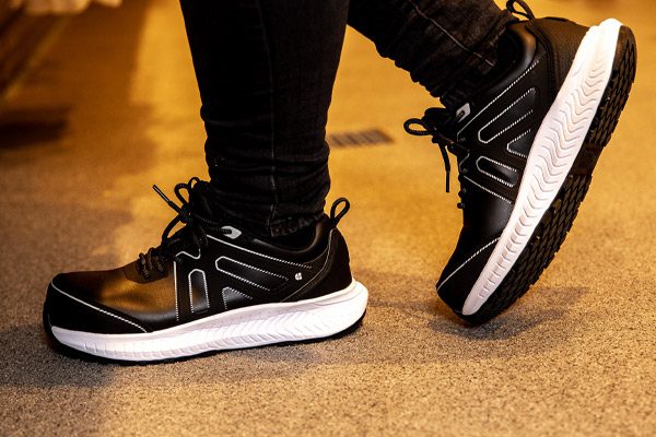 Um die Mitarbeiterfluktuation zu senken, muss die Zufriedenheit der Mitarbeitenden gesichert sein - und das gelingt mit bequemen Sicherheitsschuhe wie Colly von Shoes For Crews