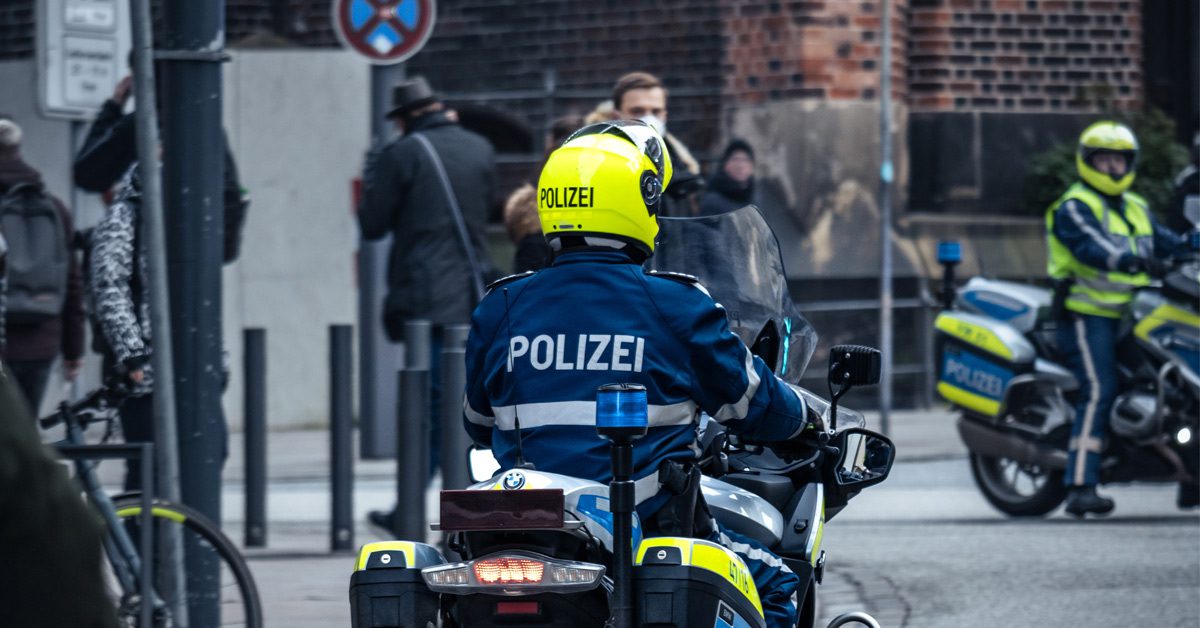Bei Shoes For Crews bieten wir robuste und rutschhemmende Einsatzschuhe, damit auch die Polizeikräfte sicher sind vor Stolperunfällen.