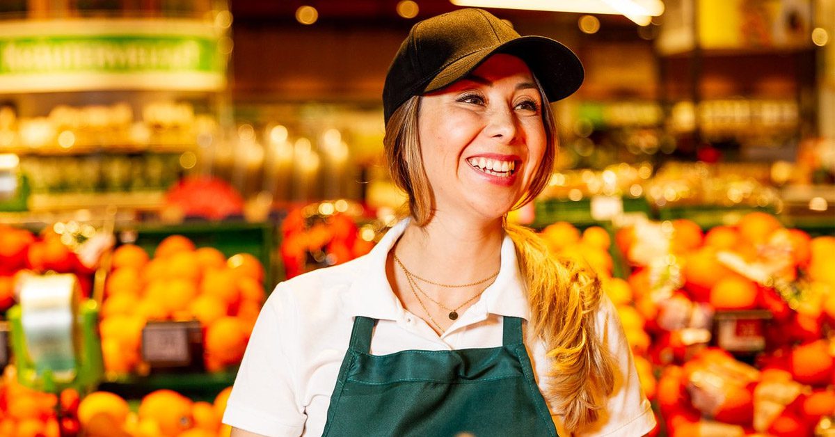  Employée de supermarché avec son uniforme de travail