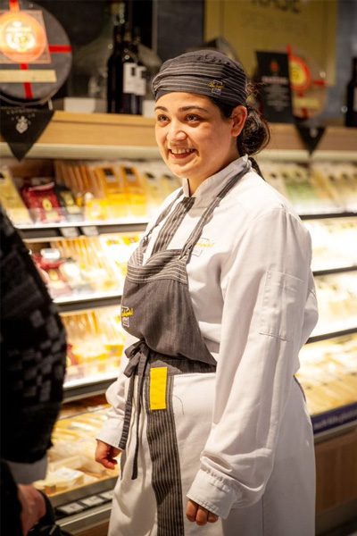 Employée de boucherie dans son uniforme de travail