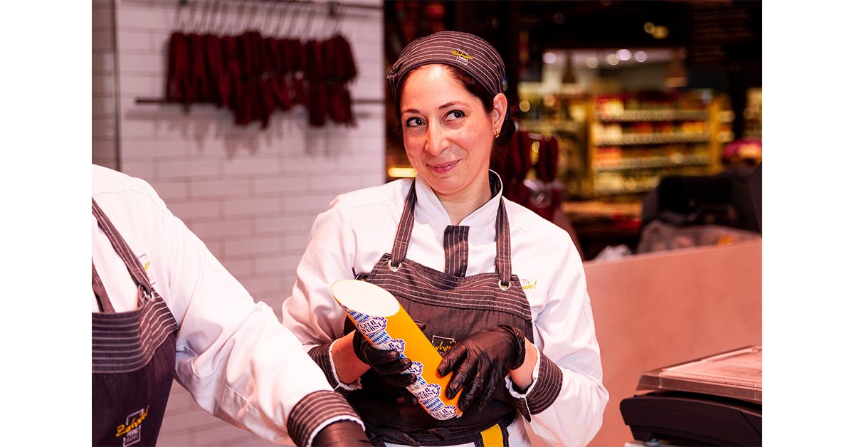 Travailleuse souriante d’une boucherie