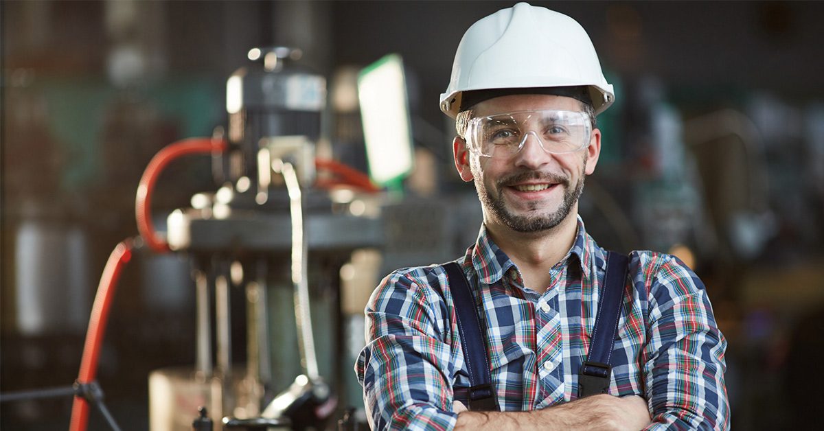 Un trabajador del sector industrial sonríe a la cámara