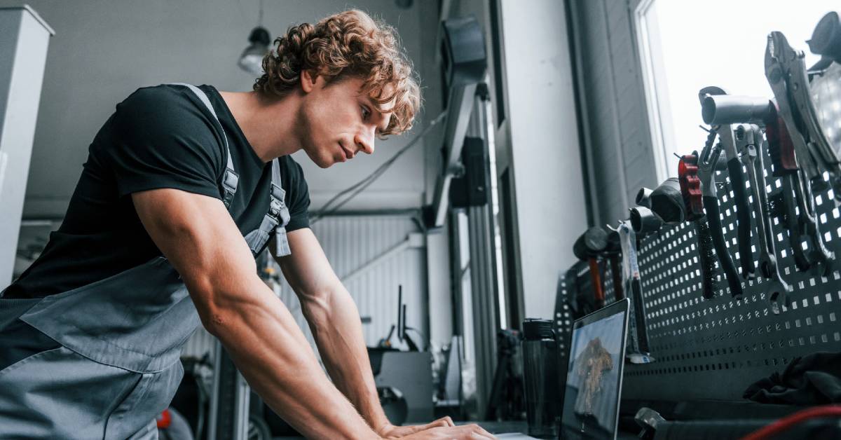 Travailleur de l’industrie opérant sur un poste de travail ergonomique