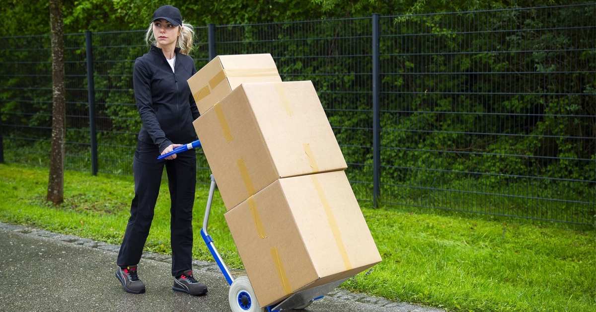 Nasse Untergründe birgen ein hohes Risikopotenzial, speziell für Angestellte in der Logistikbranche.