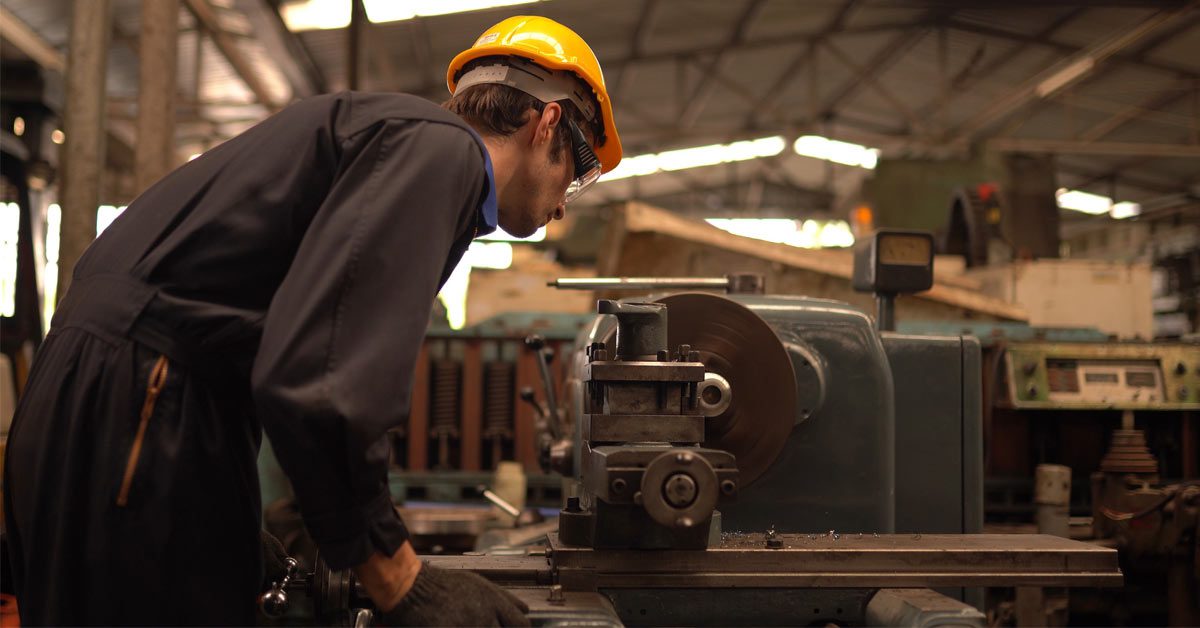  Travailleur de l’industrie vérifiant le bon fonctionnement des machines