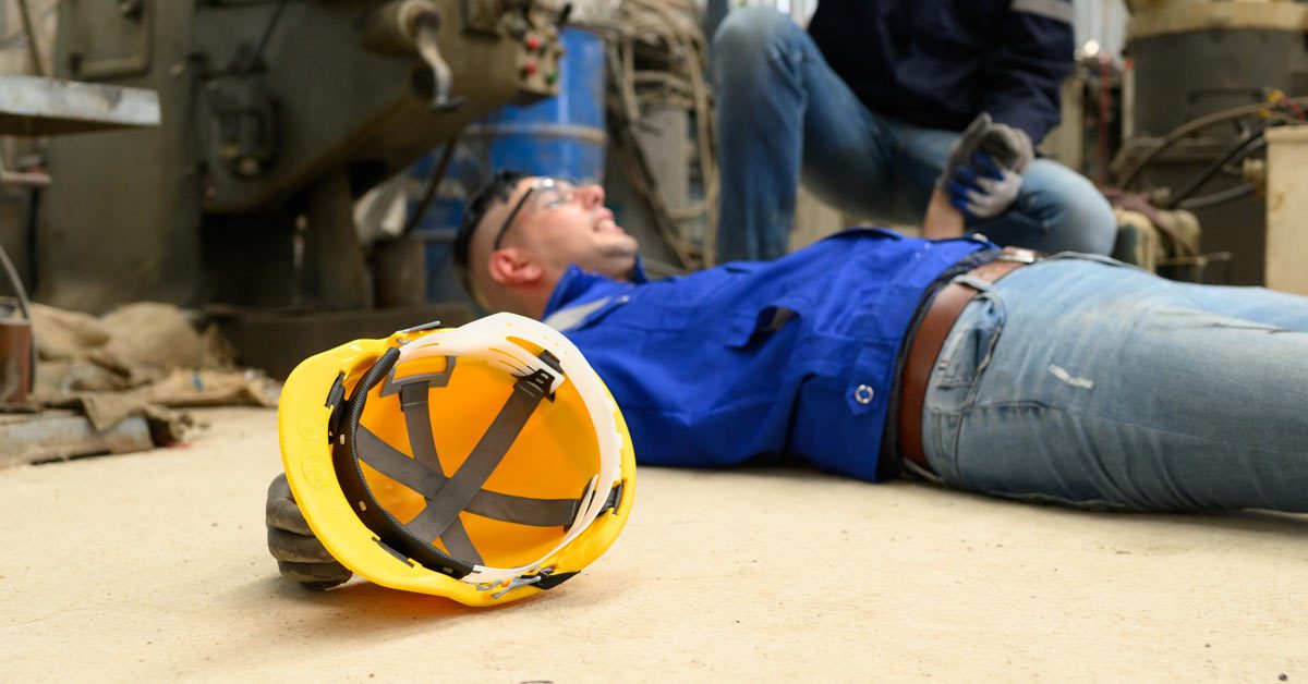 Travailleur au sol après une chute dans le secteur de l’industrie