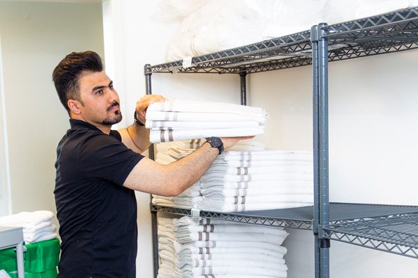 Travailleur d’un hôtel s’occupant de l’entretien du linge