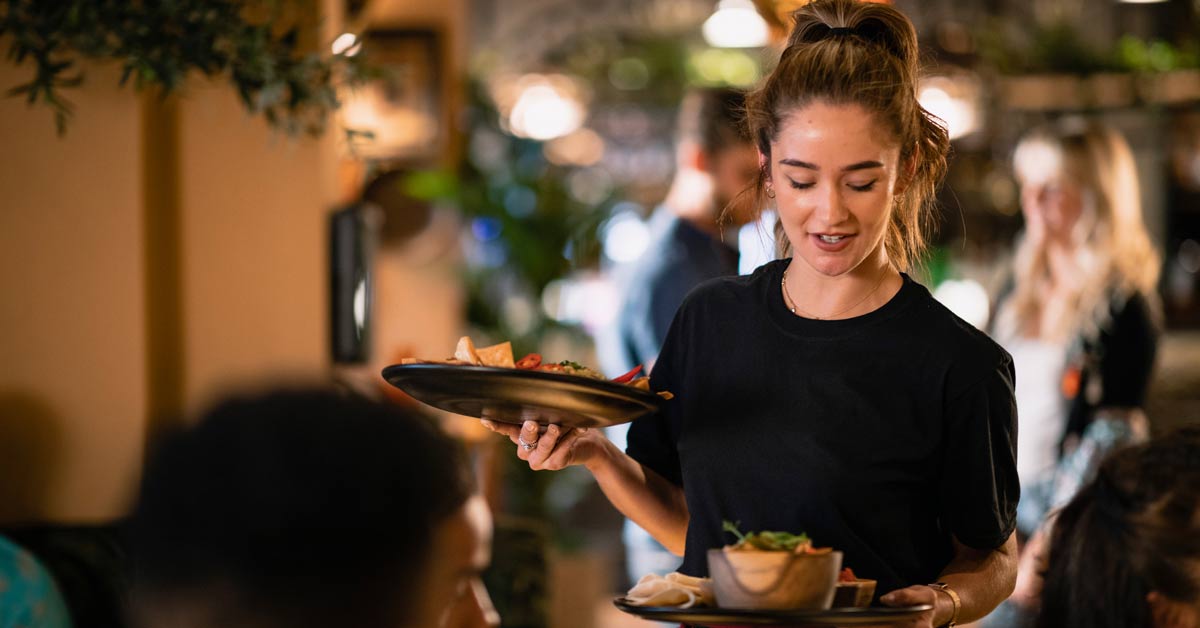 Serveuse au service d’un client dans un restaurant