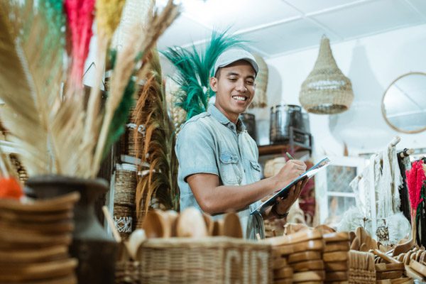 Vendeur effectuant l’inventaire du magasin