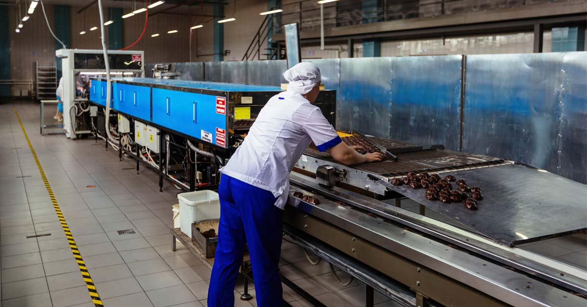 Travailleur de l’industrie agroalimentaire travaillant sur une ligne de production