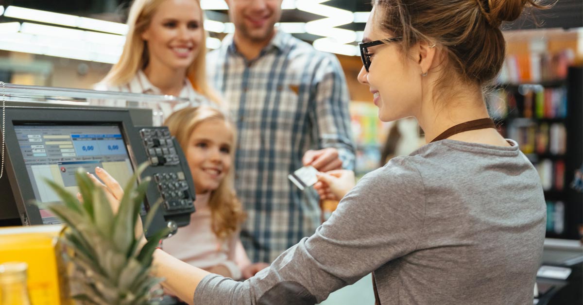 Der Kundenservice an der Kasse gehört zur täglichen Aufgabe eines Verkäufers