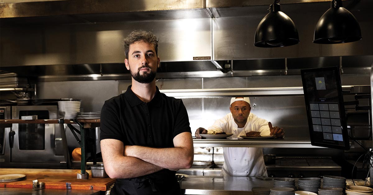 Travailleur saisonnier en cuisine dans le secteur de la restauration
