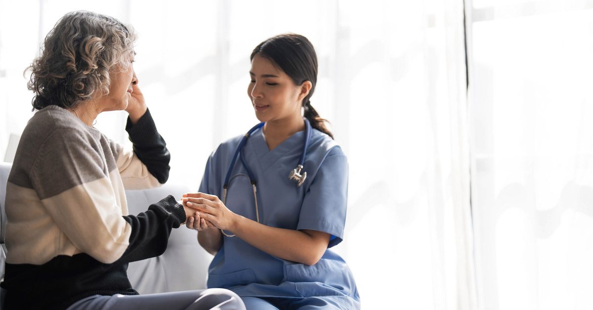 Infirmière en tenue s’occupant d’une patiente