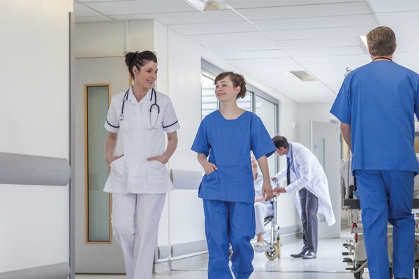 shutterstock_181449281 Infirmières en premier plan en milieu hospitalier