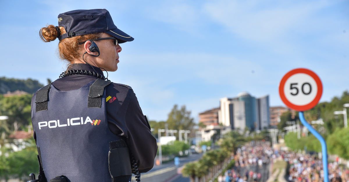 Una agente de la Policía vigila un evento multitudinario en España