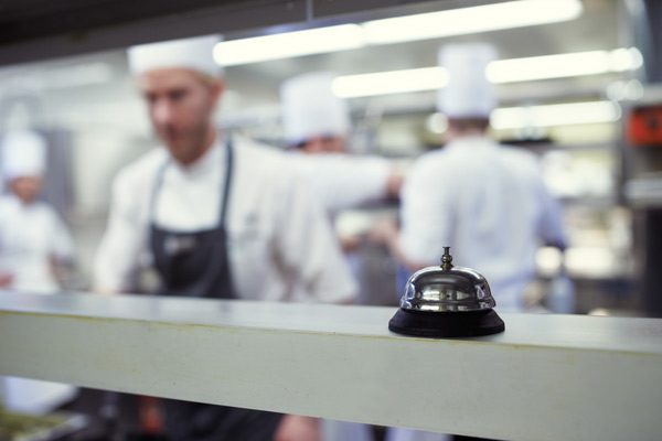 Travailleurs de la restauration en cours de préparation d’un service en cuisine
