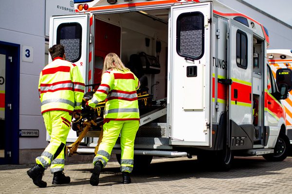 Ein Rettungsteam mit persönlicher Schutzausrüstung im Einsatz