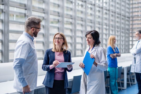 202511P1DE-image-2 Ein Team-Meeting im Krankenhaus